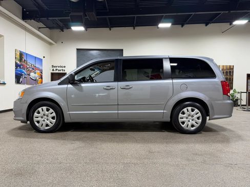 Used 2017 Dodge Grand Caravan SE FWD image 12