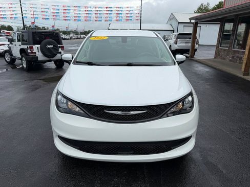 Used 2022 Chrysler Voyager LX FWD image 10
