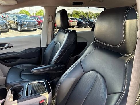 Used 2023 Chrysler Pacifica Touring-L FWD image 24