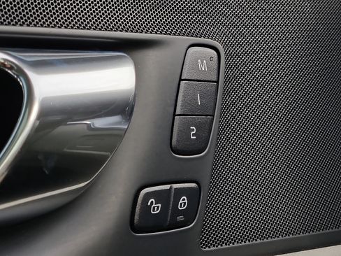 Used 2020 Volvo XC60 T6 Momentum w/ Protection Package Premier image 25