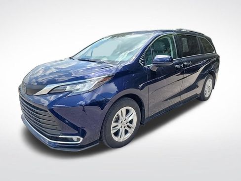 Used 2022 Toyota Sienna XLE w/ XLE Plus Package AWD/4WD image 2