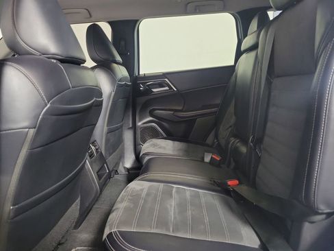 Used 2023 Mitsubishi Outlander SE image 30