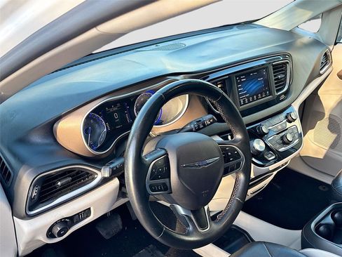 Used 2018 Chrysler Pacifica Touring-L image 9