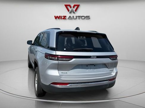 Used 2022 Jeep Grand Cherokee Laredo w/ Luxury Tech Group I AWD/4WD image 3