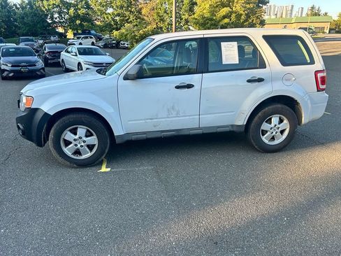 Used 2010 Ford Escape XLS AWD/4WD image 4