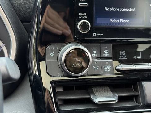 Used 2020 Toyota Highlander XLE AWD/4WD image 17