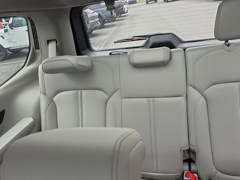 Used 2022 Jeep Wagoneer Series III w/ Premium Group I AWD/4WD image 23