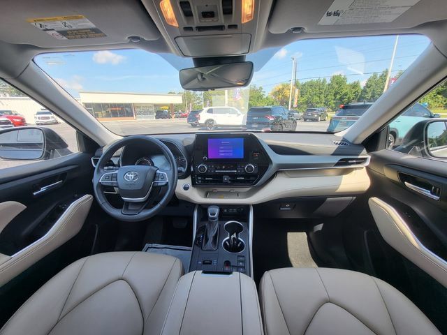 Used 2024 Toyota Highlander XLE AWD/4WD image 15