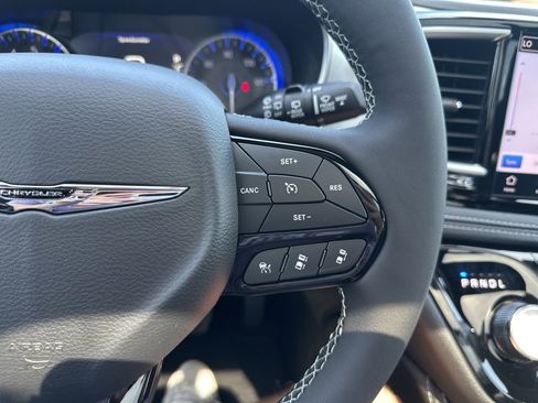 New 2025 Chrysler Pacifica Limited w/ Uconnect Theater Family Group image 65