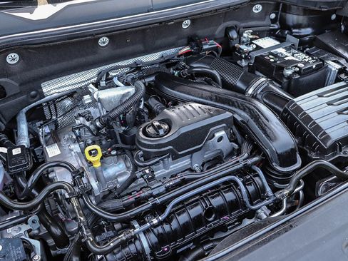 Certified 2025 Volkswagen Taos SE FWD image 27
