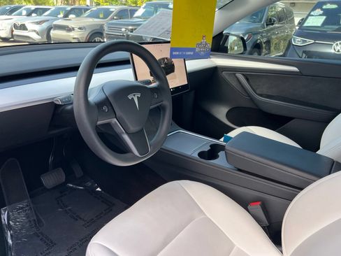 Used 2023 Tesla Model Y 2WD image 32