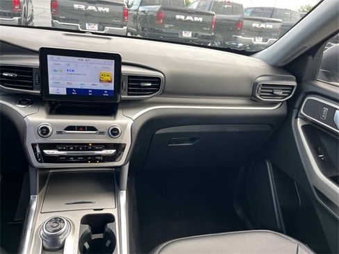 Used 2022 Ford Explorer XLT w/ Equipment Group 202A image 13