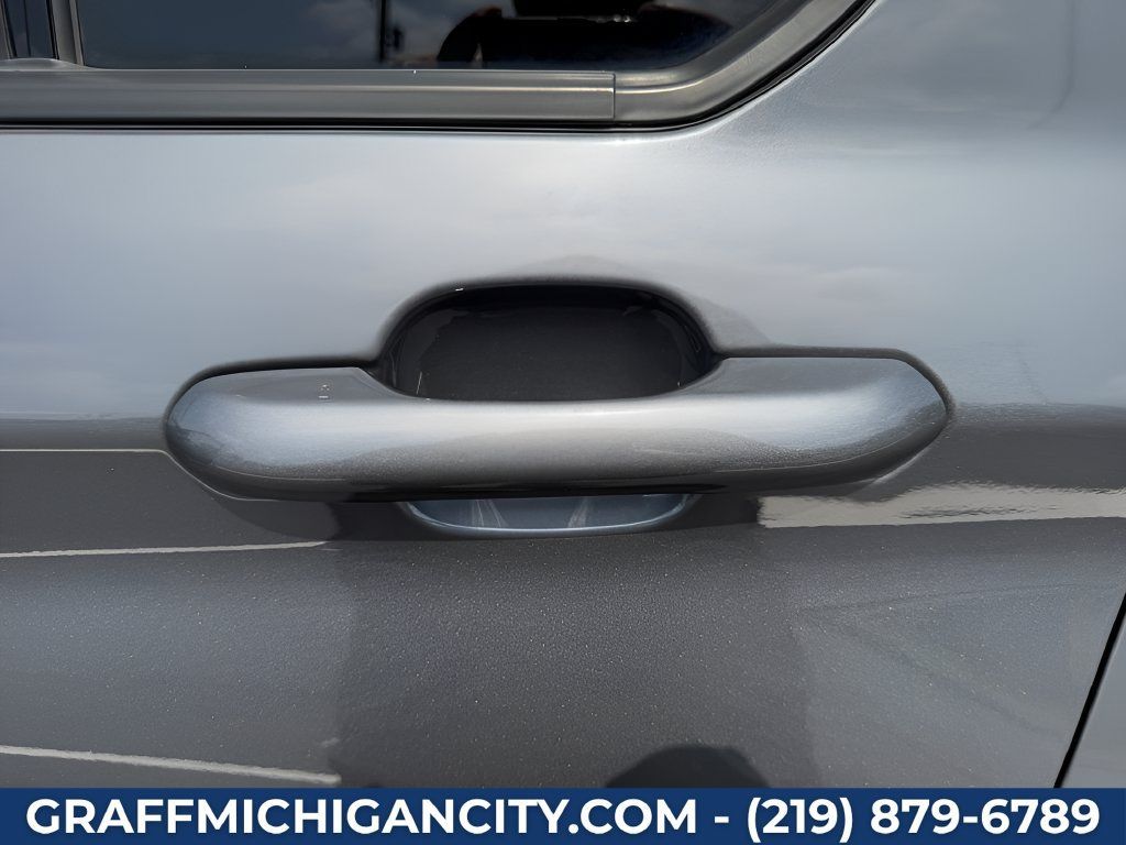Used 2022 Ford Explorer XLT w/ Equipment Group 202A AWD/4WD image 35