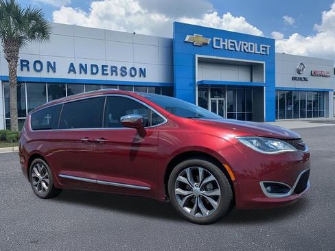 Used 2017 Chrysler Pacifica Limited FWD image 1