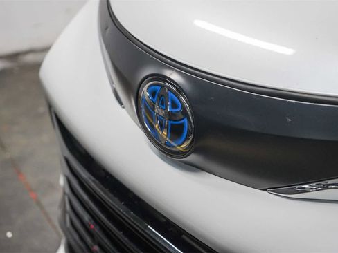 Used 2025 Toyota Sienna XLE w/ XLE Plus Package image 8