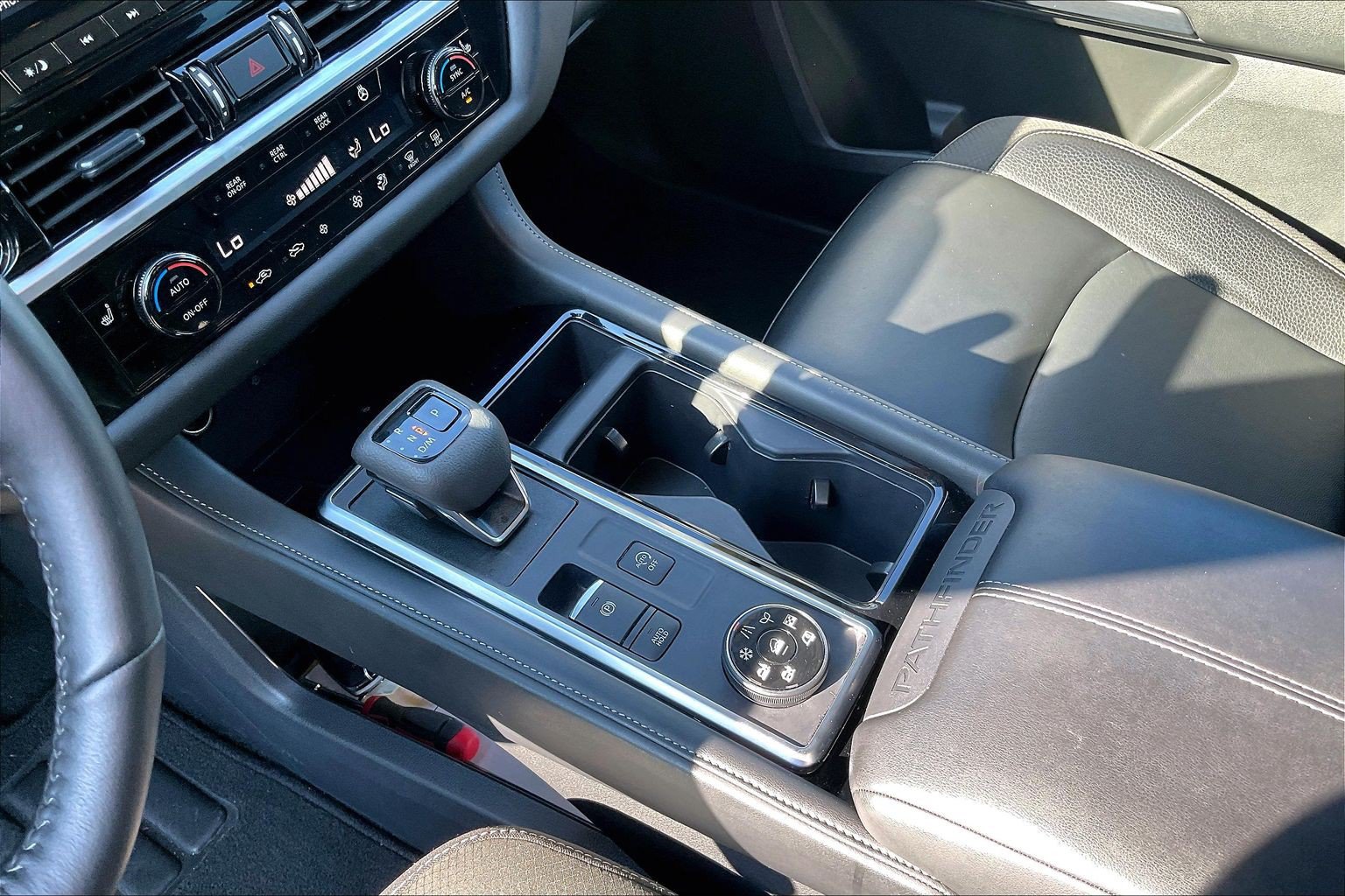 Used 2024 Nissan Pathfinder SL AWD/4WD image 17