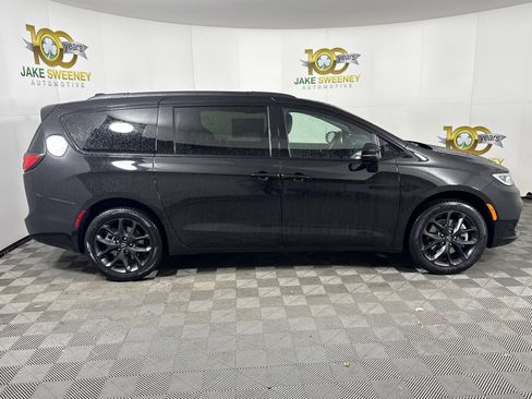 New 2026 Chrysler Pacifica Select image 11