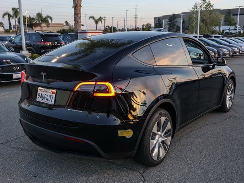 Used 2022 Tesla Model Y Long Range image 4
