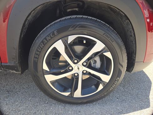 Used 2024 Chevrolet Trax RS w/ Sunroof Package FWD image 28