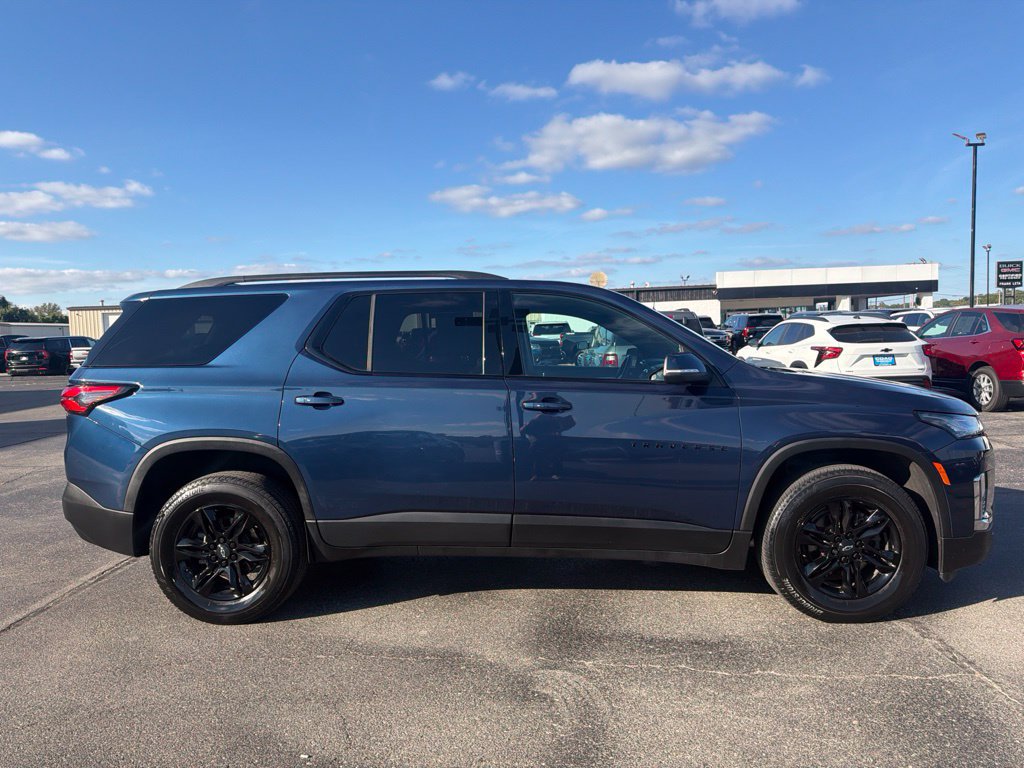 Used 2023 Chevrolet Traverse LT FWD image 2