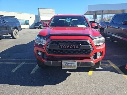 Used 2017 Toyota Tacoma TRD Off-Road w/ Premium & Technology Package image 4
