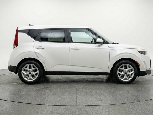 Used 2025 Kia Soul LX w/ LX Technology Package FWD image 11