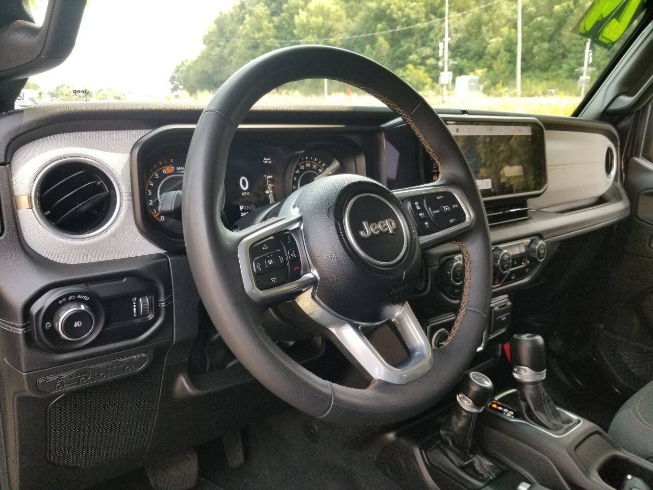 Used 2024 Jeep Wrangler Unlimited Sahara AWD/4WD image 9
