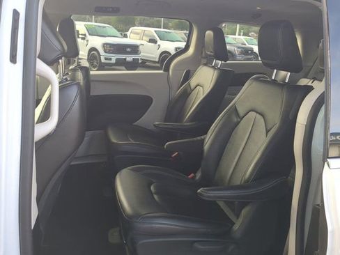 Used 2024 Chrysler Pacifica Limited FWD image 13