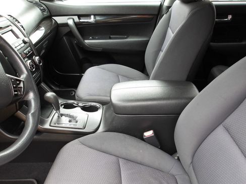 Used 2011 Kia Sorento LX image 14