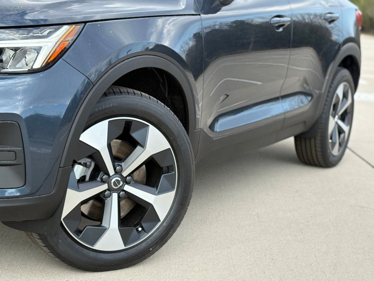 New 2026 Volvo XC40 B5 Core w/ Climate Package AWD/4WD image 9