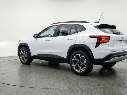 Used 2025 Chevrolet Trax LT w/ LT Convenience Package image 6