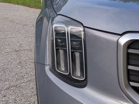Used 2025 Kia Telluride SX w/ SX Captain's Chair Package FWD image 9