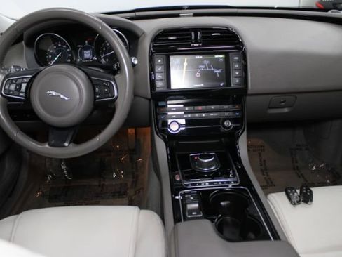 Used 2017 Jaguar XE Premium image 2