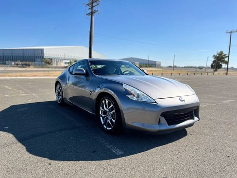 Used 2010 Nissan 370Z Touring w/ Sport Pkg RWD image 3