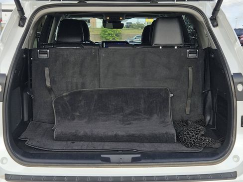 Used 2024 Toyota Highlander Limited FWD image 9