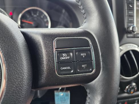 Used 2018 Jeep Wrangler Unlimited Sahara w/ Connectivity Group AWD/4WD image 18