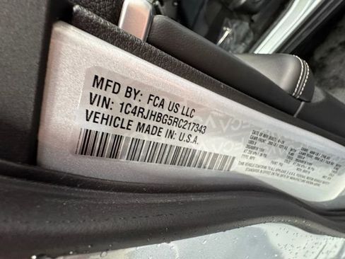 Used 2024 Jeep Grand Cherokee Limited w/ Luxury Tech Group II image 27