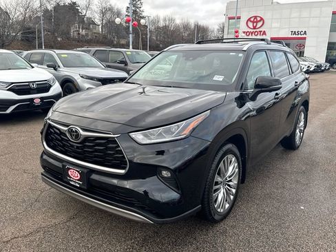 Used 2024 Toyota Highlander Platinum image 3