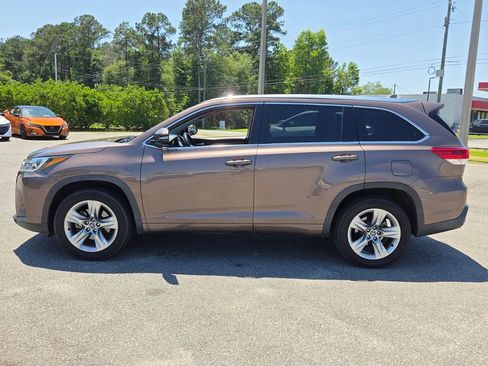 Used 2019 Toyota Highlander Limited FWD image 2