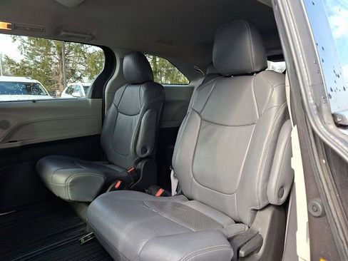 Used 2022 Toyota Sienna LE image 10