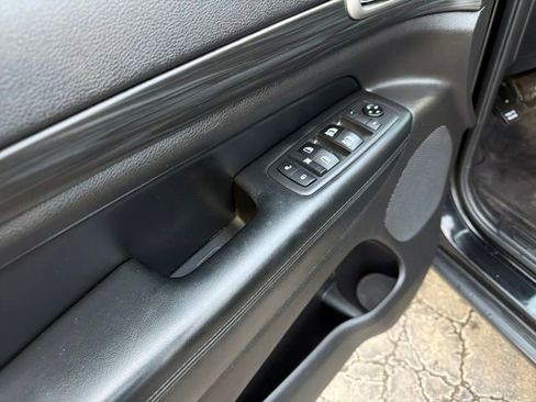 Used 2019 Jeep Grand Cherokee Laredo w/ 18" Wheel & 8.4" Radio Group image 14