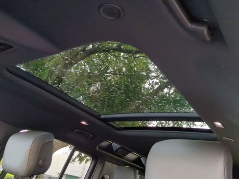 Used 2025 Land Rover Defender 110 S image 19