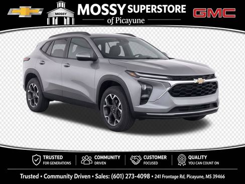 Used 2024 Chevrolet Trax LT w/ LT Convenience Package FWD image 2