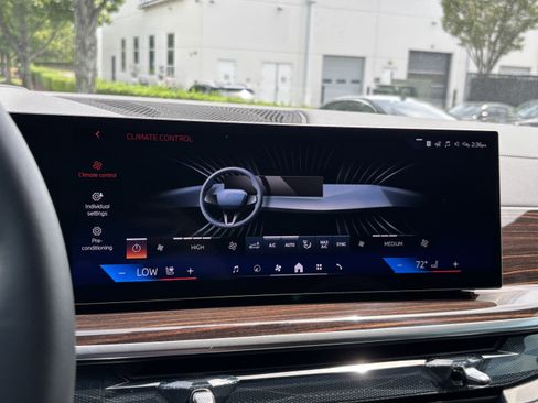 Used 2026 BMW X5 sDrive40i w/ Premium Package image 32