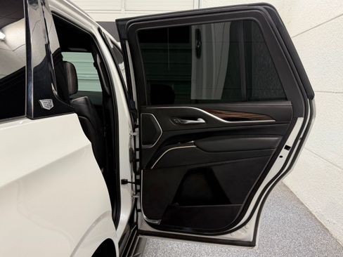 Used 2023 Cadillac Escalade Premium Luxury AWD/4WD image 32