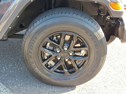 Certified 2022 Jeep Gladiator Sport image 9