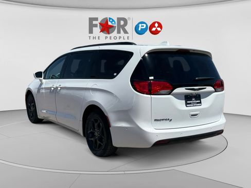 Used 2020 Chrysler Pacifica Touring-L Plus FWD image 3