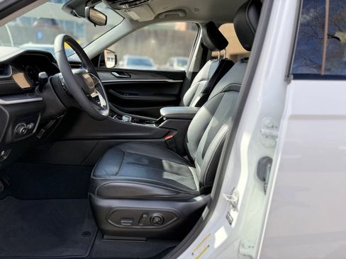 Used 2023 Jeep Grand Cherokee L Limited AWD/4WD image 15