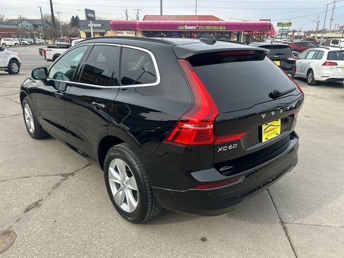 Used 2022 Volvo XC60 B5 Momentum image 5
