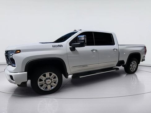 Used 2025 Chevrolet Silverado 2500 High Country w/ Technology Package AWD/4WD image 4